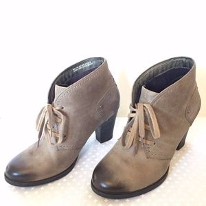 Clarks - Heath Artisan Lace-Up Heeled Booties Thes
